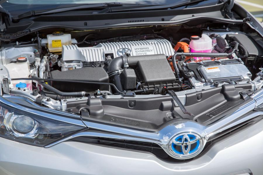  Toyota Auris Hybrid 2015 года  (UK) (фото 2 из 23)
